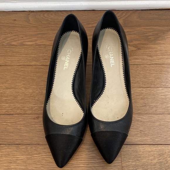 Chanel Point Toe Kitten Heel Pumps with Pearl detail 100% Authentic. - Picture 2 of 7